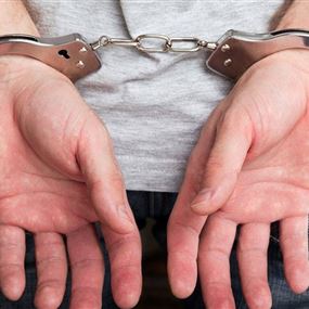 توقيف شخصين بجرم حيازة مسدس حربي