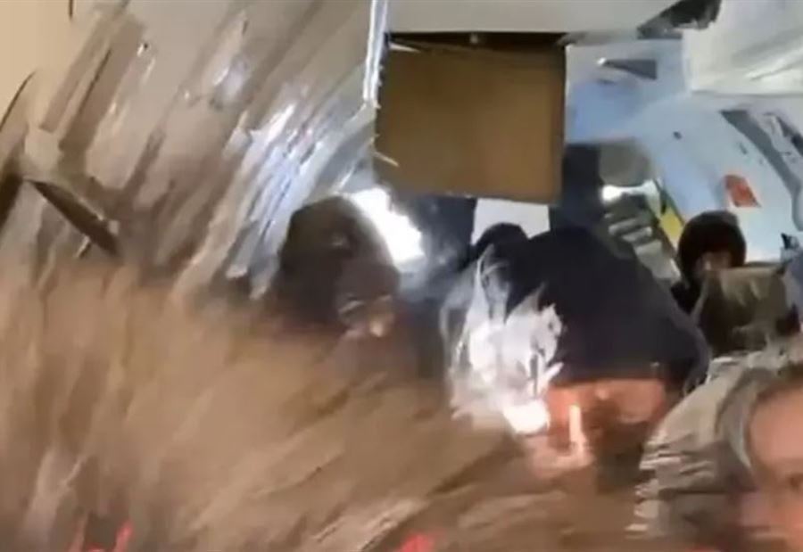 ما لا يمكن تخيّله... باب طائرة يفتح  في الجو وفيديو يوثّق لحظات الرعب! 