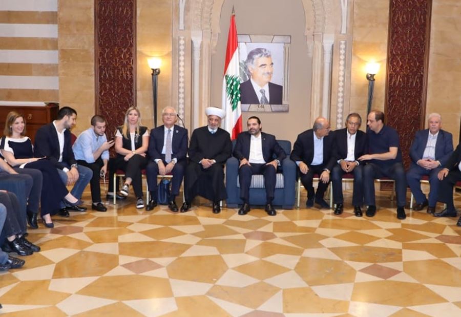 "كنبة" الحريري تثير الاستياء