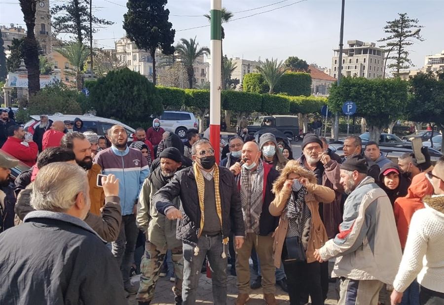 مسيرةُ في طرابلس اعتراضًا على تردي الاوضاع وقرار الاقفال