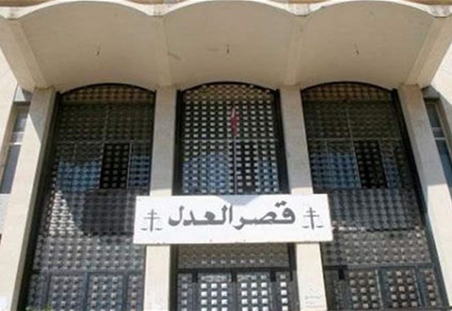 هيرويين على مدخل قصر العدل
