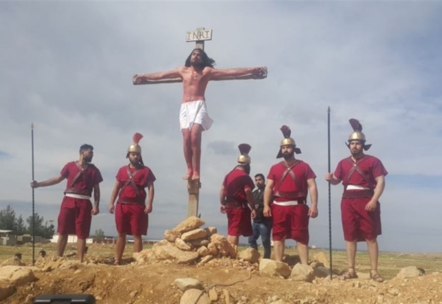 بالصور: مسيرة "درب آلام السيد المسيح" في القاع 