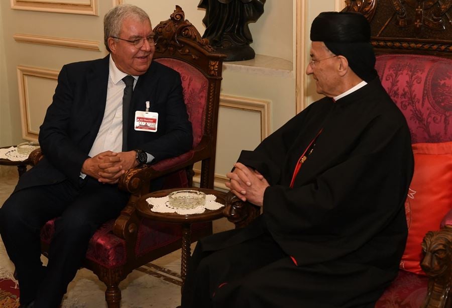 المشنوق من بكركي: نحن في حصار كامل وأزمة كبيرة 