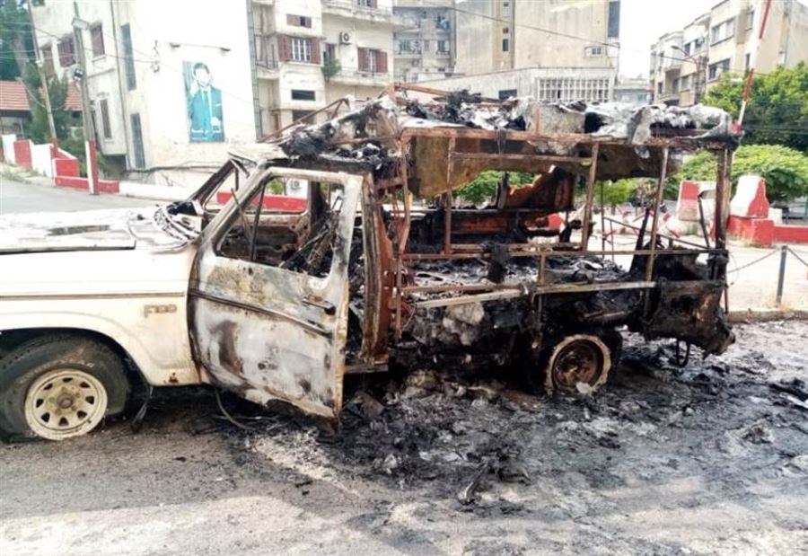 بالفيديو: احراق سيارة إسعاف قديمة في طرابلس