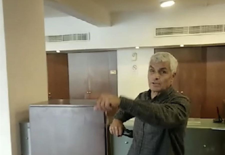 المودع لن يخرج من المصرف... ويهدّد بتفجيره! (فيديو) 