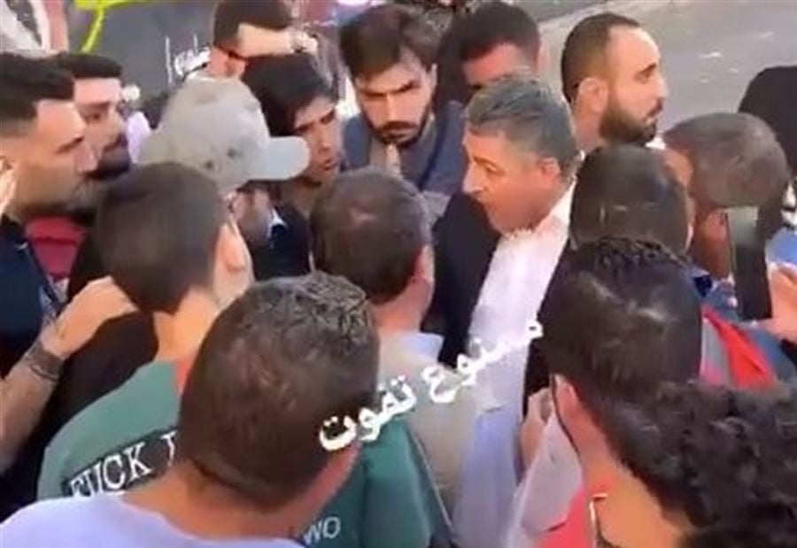 بالفيديو: المعتصمون يمنعون عطاالله من الدخول الى المجلس