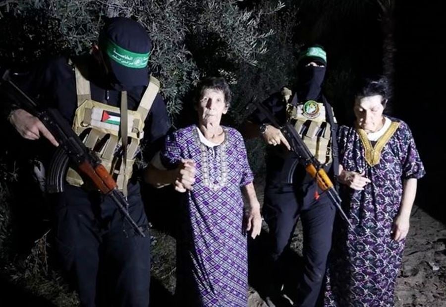 تفاصيلٌ "مثيرة" ترويها الرهينة الإسرائيلية المفرج عنها... "يؤمنون بالقرآن!" تفاصيلٌ "مثيرة" ترويها الرهينة الإسرائيلية المفرج عنها... "يؤمنون بالقرآن!"