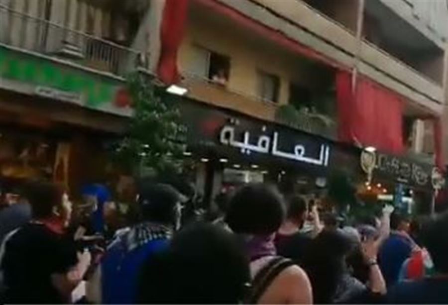 بالفيديو: هتافات ضدّ عون وبرّي والحريري... مسيرةٌ بإتجاه "المركزي"