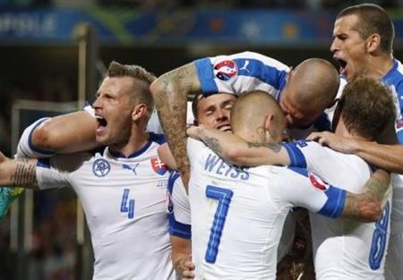 سلوفاكيا تنعش آمالها  في أمم أوروبا وتعمق جراح روسيا