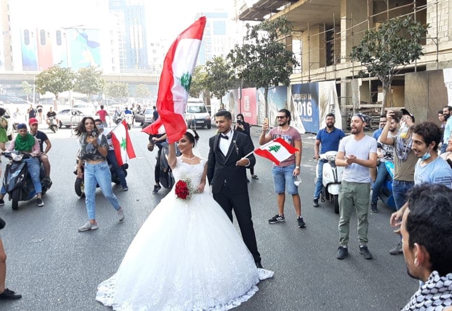 بالفيديو والصور: محمد وفدوى يحتفلان بزفافهما وسط التظاهرات الشعبية 