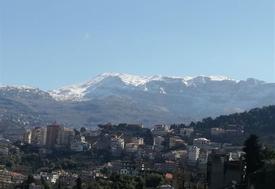 الثلوج تغطي جبل الأربعين وتقطع طريق الضنية!