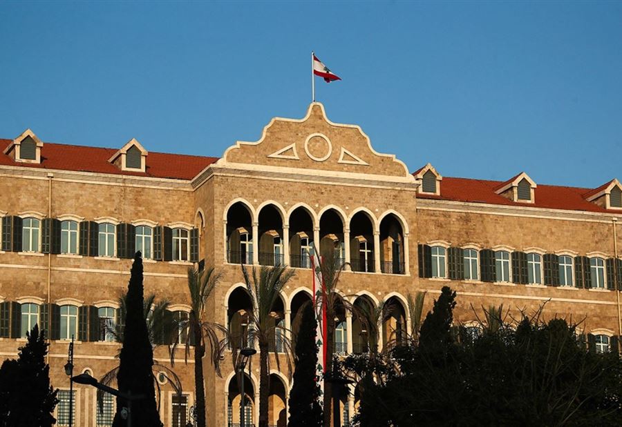 وزير يكافئ موظف ملاحق!