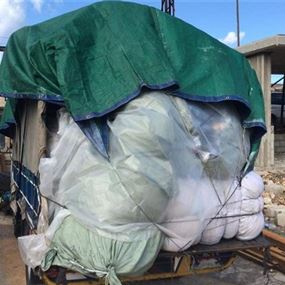 بالصورة: ضبط شاحنة البسة غير شرعية