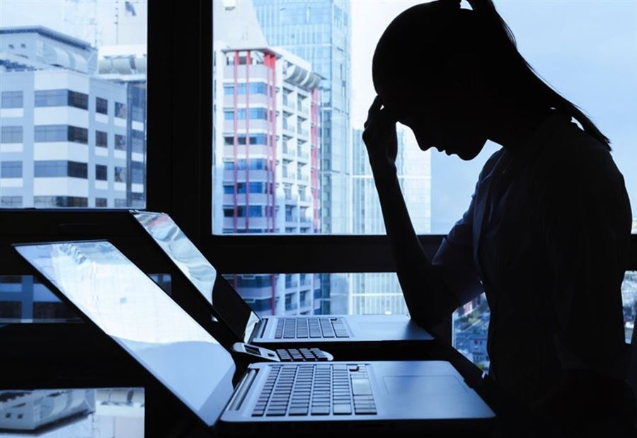 صوّرها بأوضاعٍ حميمة في مكتبٍ بالضاحية... وطلب 5000$