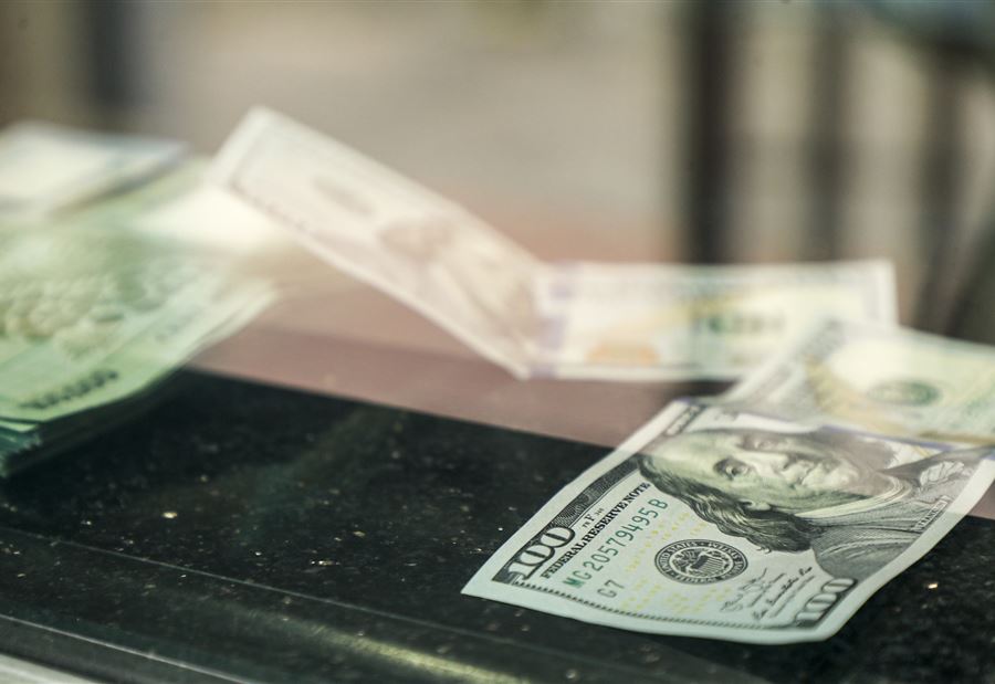هذا سبب تقلّب سعر الدولار... باحث إقتصادي يُحذّر!
