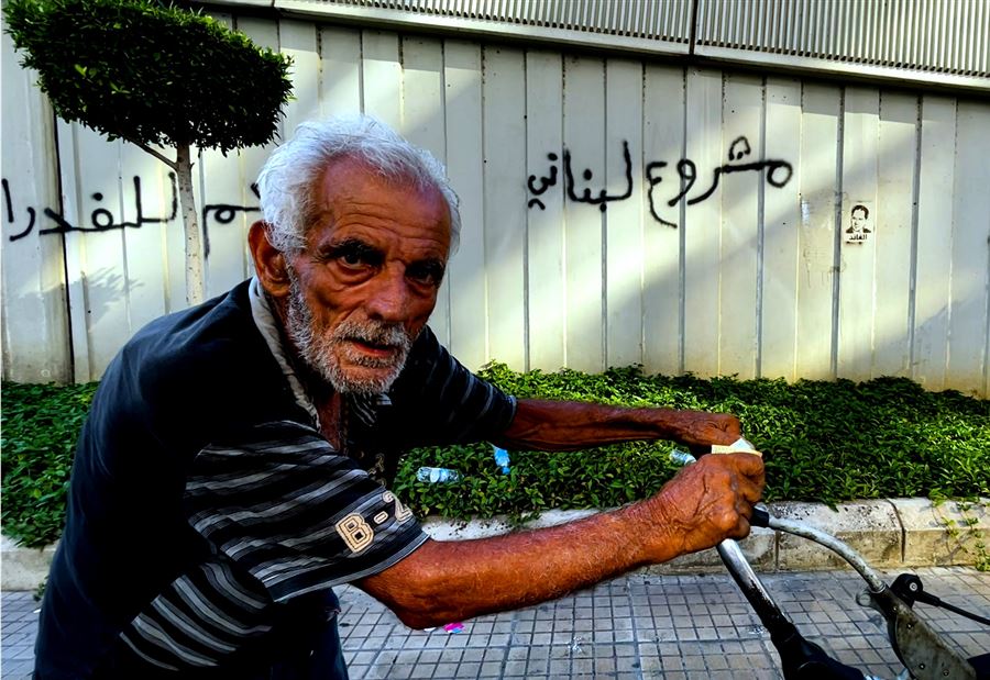 سبعيني يفترش الطريق في نهر الموت... 