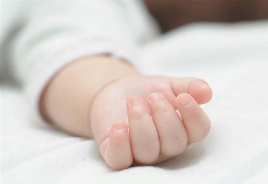 في برج رحال... إبن العامين قضى بعد سقوطه من حضن جده  في برج رحال... إبن العامين قضى بعد سقوطه من حضن جده