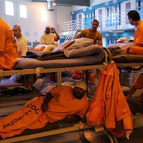 الغارديان: سود أميركا يعتقلون أكثر بخمس مرات من البيض