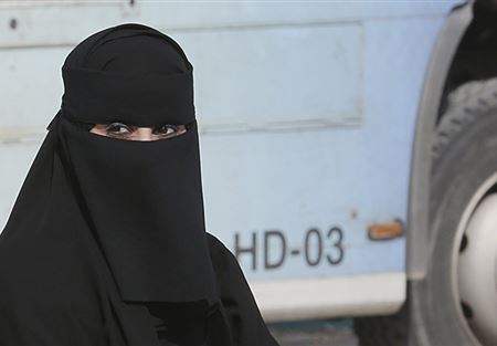 سعودية تتصدر "تويتر" بعد قص شعرها سعودية تتصدر "تويتر" بعد قص شعرها