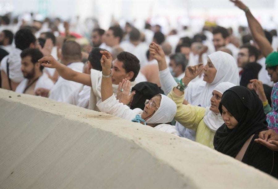 بالصور: أول أيام الأضحى... الحجاج يرمون جمرة العقبة