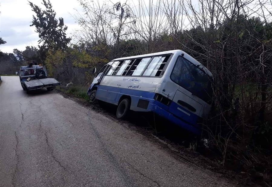 بالصورة: انقلاب فان مدرسة على طريق عام قعبرين - عكار 