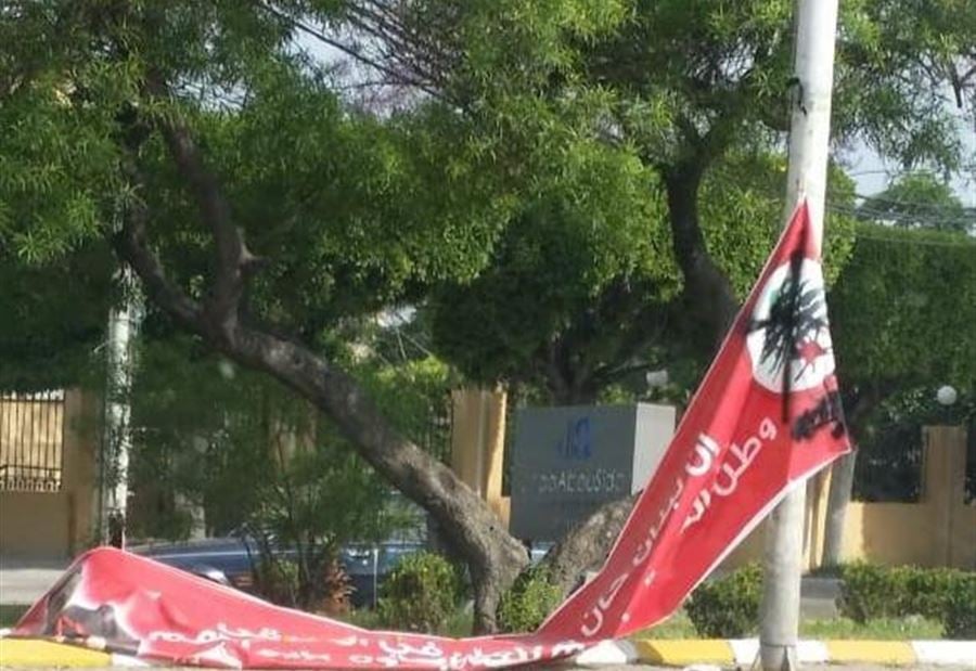 بالصور: الاعتداء على لافتات رفعت لوداع البطريرك صفير