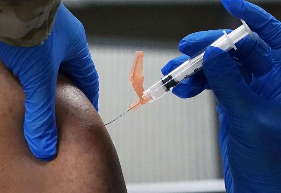 رئيس دولة عربية يتلقى لقاح فيروس كورونا