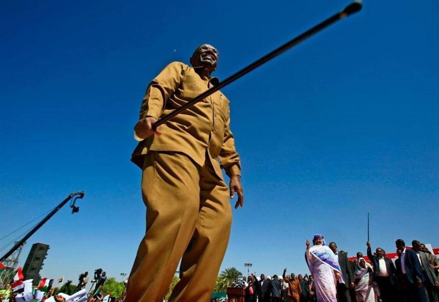 الشرطة السودانية تمحو اسم البشير.. وصورته