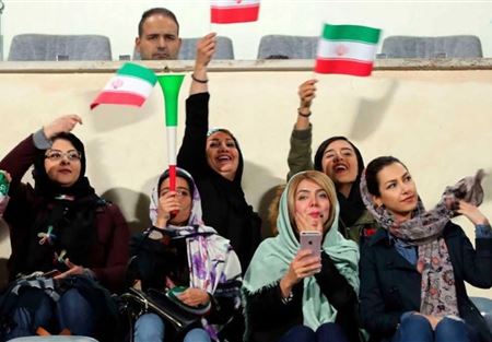 "ضجة قضائية" في إيران بعد حضور نسائي لمباراة 