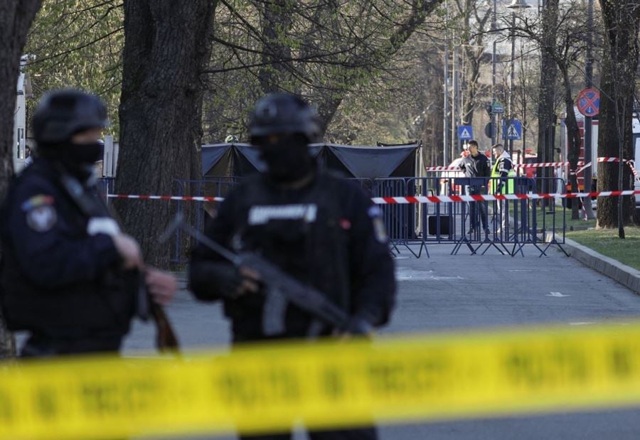سيارة تصطدم ببوابة السفارة الروسية في رومانيا ومقتل السائق