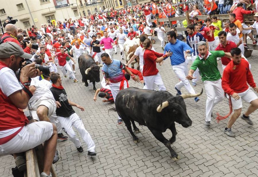 "مهرجان الثيران" بإسبانيا يتسبب بإصابة ستة