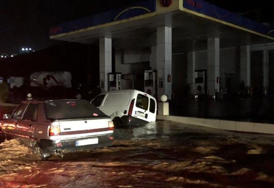 بالصورة: الأمطار حولت مسلكي أوتوستراد البترون إلى برك