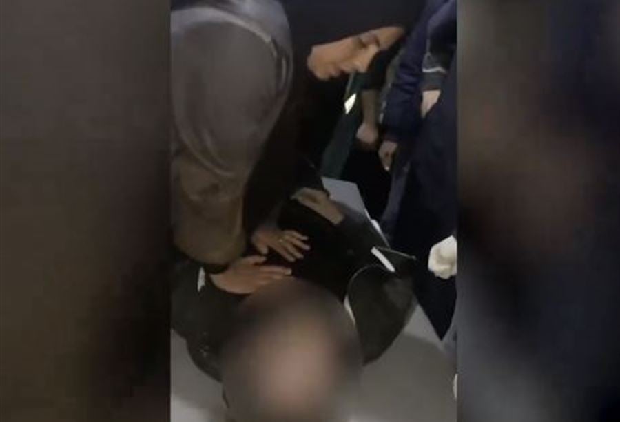 "اصمد يا قلبي"... امرأة فلسطينية تحاول إنعاش قلب زوجها بعد استشهاده (فيديو) "اصمد يا قلبي"... امرأة فلسطينية تحاول إنعاش قلب زوجها بعد استشهاده (فيديو)