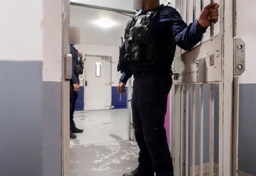 حادثة خطيرة في فرنسا... سجين يحتجز رهائن!