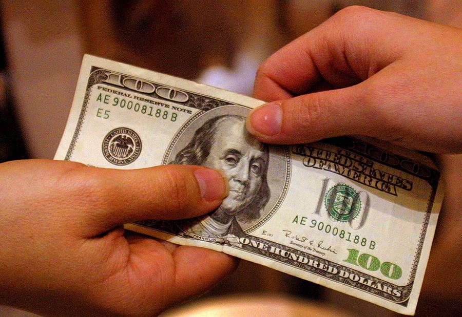 بعد الإرتفاع "الجنوني"... إنخفاضٌ لافتٌ في دولار السوق السوداء
