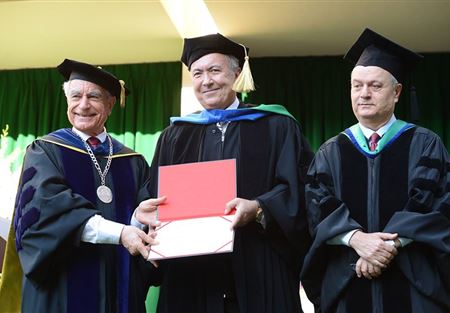 دكتوراه فخرية لمخزومي من الجامعة اللبنانية الأميركية