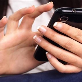 فتاة تبتز ضحاياها عبر فيسبوك وواتس آب