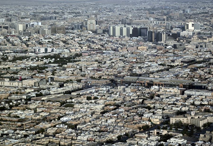 بالصور: بسبب خطأ صغير... عائلة خليجية تربط عاملتها في شجرة