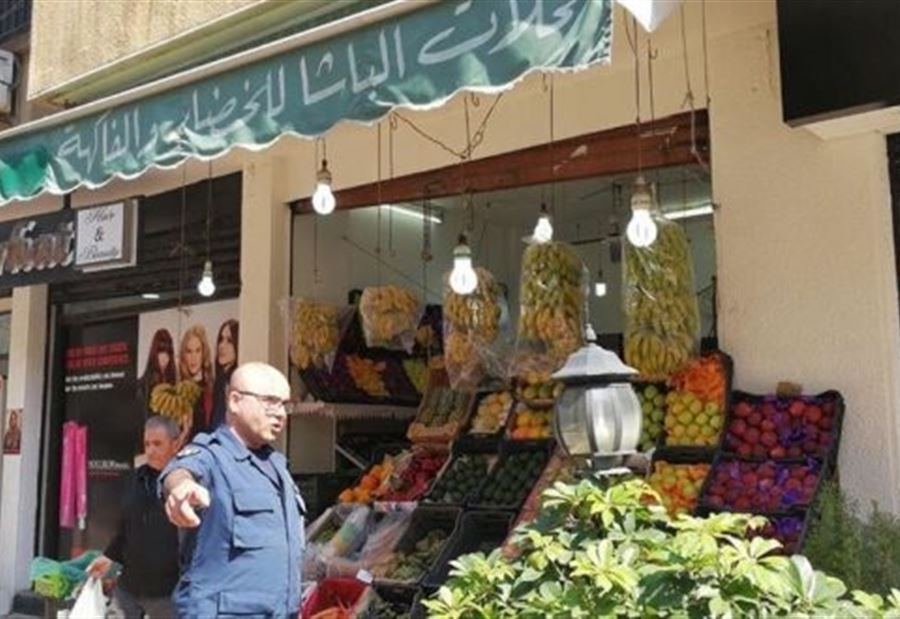 إقفال محال لسوريين مخالفين في بنت جبيل وتبنين