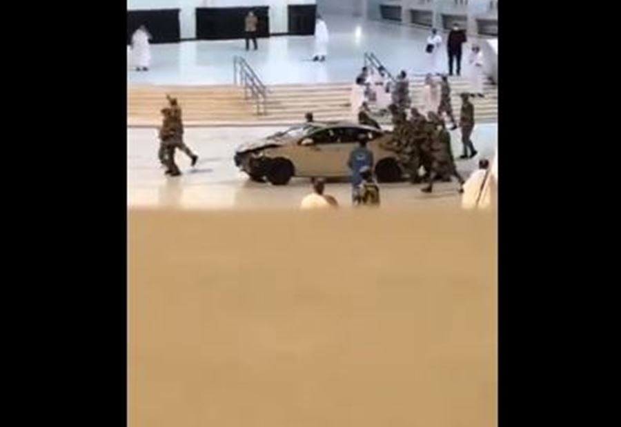 بالفيديو: سيارة تقتحم ساحات الحرم المكي