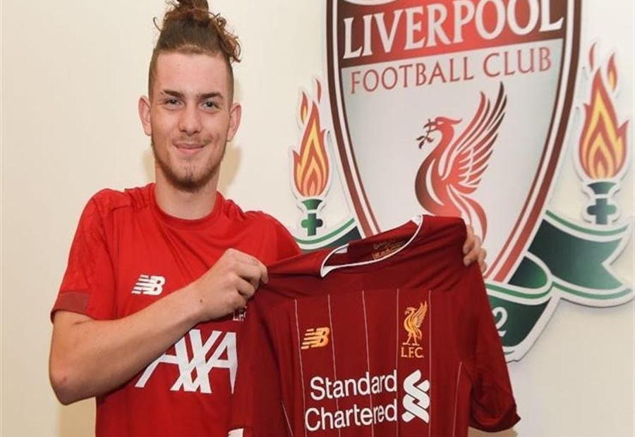 ليفربول يضم أصغر لاعب بالدوري الإنجليزي