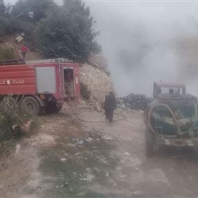 بالصورة: حريق بمكب نفايات في فنيدق يمتد الى الاشجار