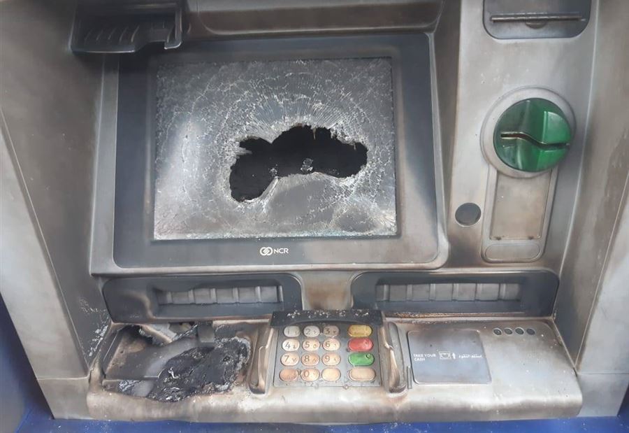 بالصور: حطموا شاشة الـ"ATM" في صيدا
