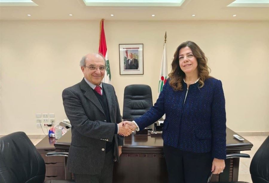 "عون فتح آفاقًا جديدة"... تسليم وتسلّم المهام في "التربية" و"الرياضة" "عون فتح آفاقًا جديدة"... تسليم وتسلّم المهام في "التربية" و"الرياضة"