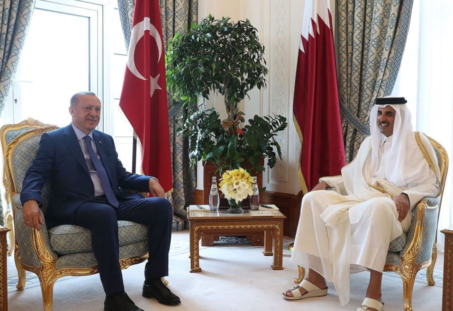 بالصور: أردوغان يقدم هديتين لأمير قطر