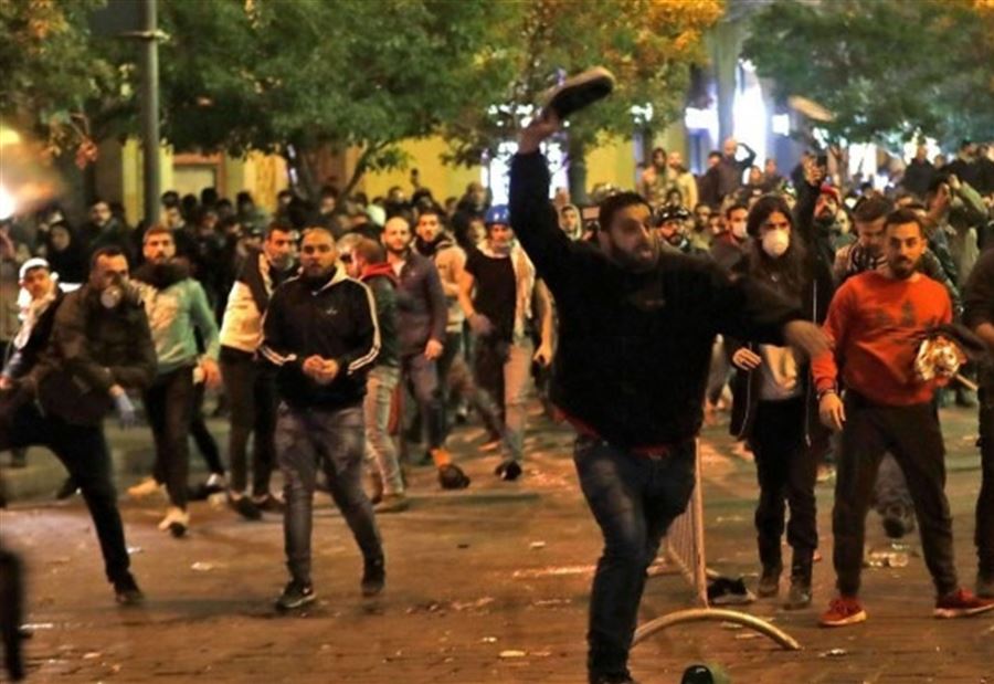 بالفيديو: تضارب بين مرافقي روكز والمتظاهرين في بيروت