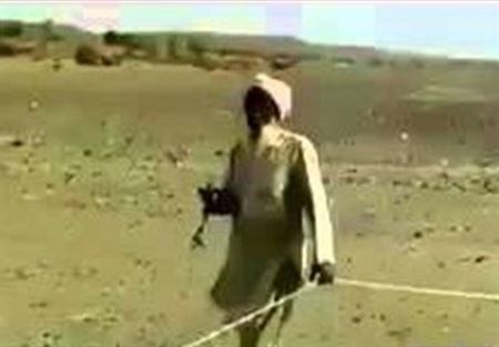 بالفيديو..  ماذا فعل رجل "كفيف" ليصل إلى المسجد؟