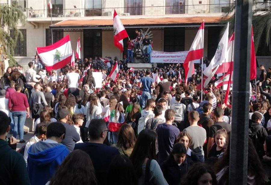 انتفاضة الطلاب في يومها الثالث ... واقفال المؤسسات العامة
