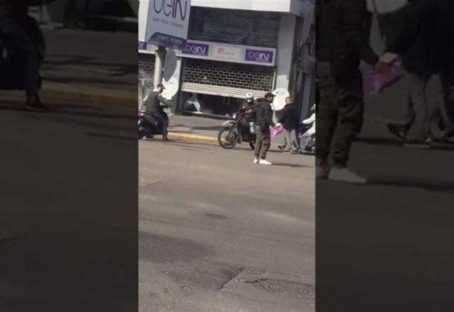 بالفيديو: مواطن مقهور يُحاول إحراق نفسهِ أمام المارّة