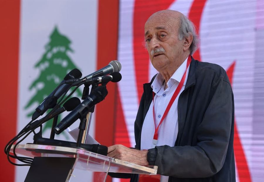 جنبلاط "يعتقد" أن المستشار الألماني سولتش "يحتاج إلى علاج"